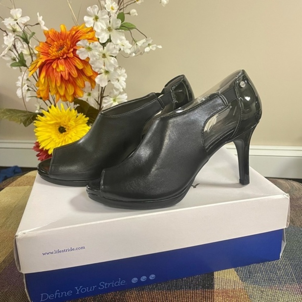 Life Stride Velocity Memory Foam Heel . Size 9